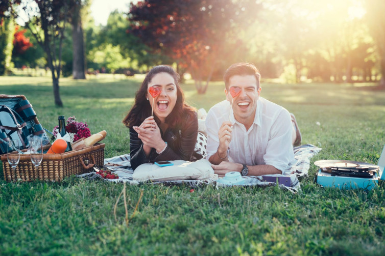 Egy hangulatos piknik jó választás lehet az első randin. Fotó: Getty Images